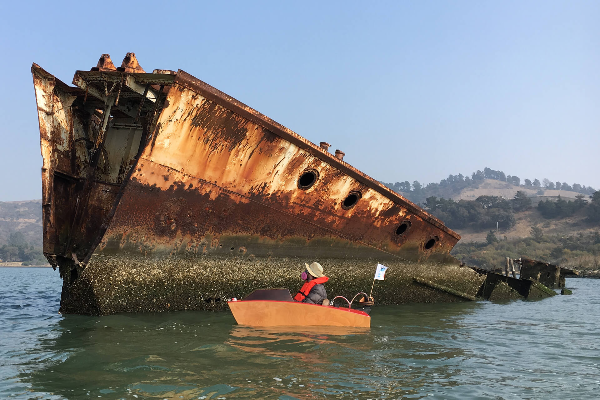 The mini boat next to a shipwreck in Richmond